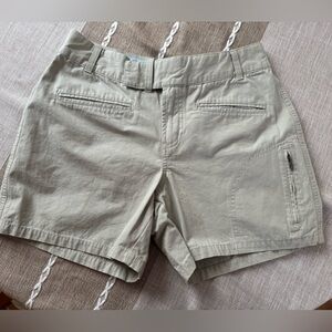Women’s Columbia 5 in inseam shorts, Size 10. Like new condition.